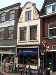 820027 Gezicht op de voorgevel van het pand Twijnstraat 21 (Versbakkerij Stellaard) te Utrecht.N.B. Voorheen waren in ...